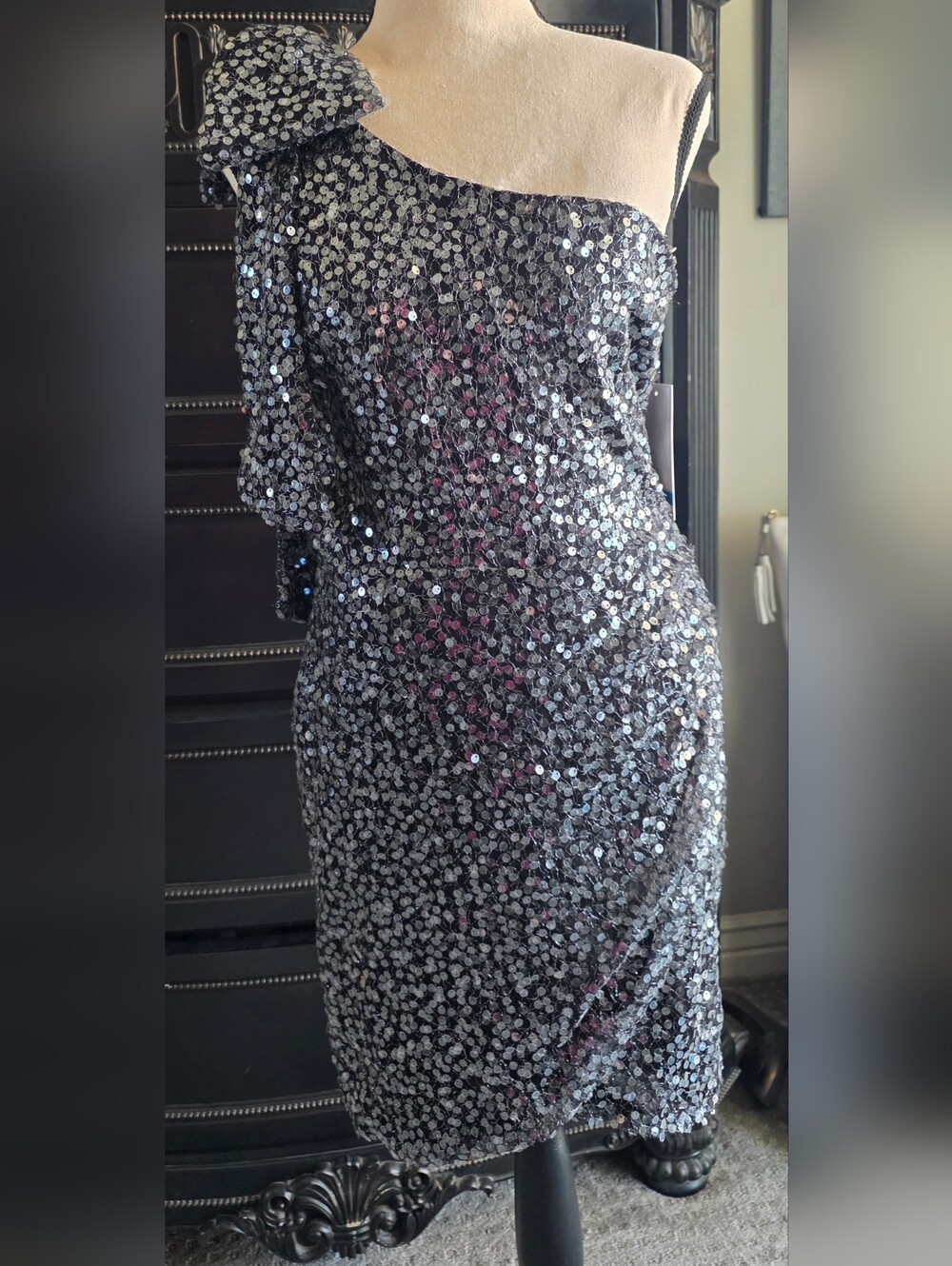 VIOLET WEEKEND One-Shoulder Black Sequin Midi Dress with Shoulder Bow